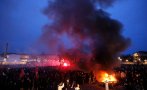 Париж гори, мощни протести срещу пенсионната реформа на Макрон (ВИДЕО/СНИМКИ)
