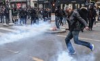 Напрежение, сълзотворен газ и арести по време на протестите във Франция