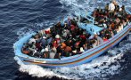 Близо 1000 мигранти достигнаха с лодки до италианския остров Лампедуза
