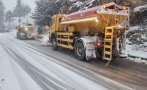 Опесъчават пътища заради снега в София