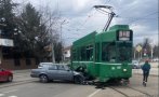 Трамвай и кола се помляха в София, няма тежко пострадали