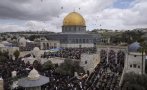 Стотици палестинци са се барикадирали в джамията Ал-Акса в Израел