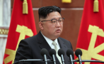 Ким Чен-ун ръководи военна демонстрация с танкове