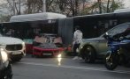 ИЗВЪНРЕДНО! Тежка катастрофа с кола и автобус на градския транспрот блокира 