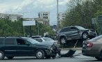 Джип се удари във входа на метростанция в 