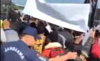 НАШЕСТВИЕ: Тълпа мигранти опита да щурмува Капитан Андреево, турски граничари гърмят с пистолети (ВИДЕО)