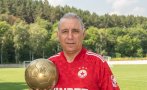 Стоичков се зарадва на наградата 