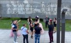ГАВРА: Абитуриенти друсат кючеци до паметника на Христо Ботев във Враца (ВИДЕО)
