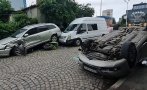 АВТО ЕКШЪН: Джигит паркира по таван, помитайки бус, кола и мотор в София (СНИМКИ)