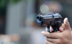 Дете на 6 години се простреля с пистолет в кола пред дома си