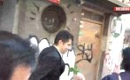 УНИКАЛНО ШОУ В ПИК! Преследват Кирил Петков със смокинов лист, той избяга с фиатчето на Найо Тицин (СНИМКИ/ВИДЕО)