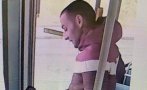 Полицията издирва под дърво и камък мъж, набил жена в трамвай (СНИМКИ) Полицията издирва под дърво и камък мъж, набил жена в трамвай (СНИМКИ)