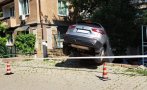 КАСКАДА: Кола се заби в двор в квартал 