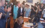 МИЛА КАРТИНКА! Три дами от ПППДБ, ГЕРБ и ДПС внесоха подписите за конституционни промени (СНИМКИ/ВИДЕО)