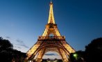 Пияни туристи заспаха на Айфеловата кула, евакуираха ги с кран на сутринта