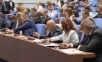 НА ПЪРВИЯ РЕД В ПАРЛАМЕНТА Е СТРАШНО: Бойко, Деси, Дончев, Пеевски, Карадайъ, Христо и ген. Атанасов (СНИМКИ)