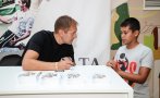 Стилиян Петров дава 3 часа автографи (СНИМКИ)