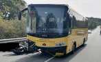 Моторист загина след челен удар с училищен автобус пълен с деца (СНИМКИ)