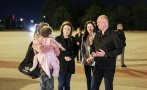 Росен Желязков, Филиз Хюсменова и Мария Габриел посрещнаха рано тази сутрин втория самолет с българи, евакуирани от Израел (СНИМКИ)