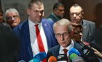 Премиерът Пеевски е зает човек. Изпрати на вота секретарката си Денков да записва