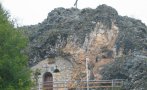 Църквата си върна скалния параклис в Трън