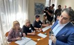 ПЪРВО В ПИК: Екшън с Асен Василев в Хасково - финансовият министър не успя да гласува, заличили го избирателния списък