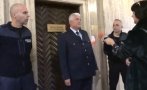 ЦИРКЪТ Е ПЪЛЕН! Трима полицаи пазят кабинета на Васил Терзиев - ето кой спешно изтича при него на среща