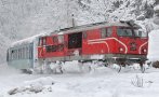 Влакове закъсаха в снега във Варненско, извозват пътниците с автобуси