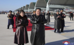 В кожа от глава до пети: Ким Чен Ун заведе дъщеря си на военна демонстрация