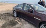 Луксозен украински автомобил заседна в пясъка на плажа в Бургас