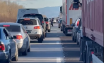 Бясна скорост: Шофьор на автобус натиска яко педала на магистрала 