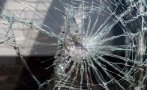 млад мъж почина ударил ръка стъкло прозорец време празненство