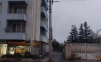 Без достъп на линейки и коли: Огромен стълб блокира улица към жилищен блок в София
