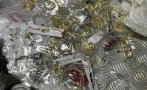 КОНТРАБАНДА: 9.2 кг сребърни и златни накити откриха митничари в колата на румънец (СНИМКИ)