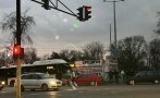 Автобус блъсна три коли и помете павилиони в София, има ранена жена (СНИМКИ)