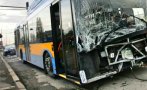 Катастрофа между тролейбус и такси в София, пострадали са две жени