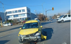 Катастрофа между такси и кола на столичен булевард