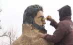 Вапцаха с черна боя косата на паметник на Ботев (СНИМКИ)