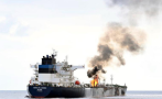 Пожар на борда на кораб след предполагаема атака на хутите