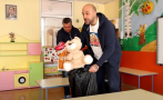Ники Михайлов изненада хлапета от детска градина (ВИДЕО)