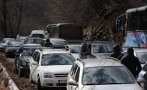 Километрична опашка от автомобили на път към Шипка