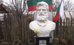 Семейство вдигна паметник на Ботев в двора на къщата си