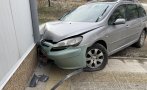 Кола се вряза в заведение за бързо хранене във Враца, двама са в болница