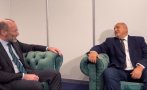 Борисов показа на Кирил Петков как се прави - седна на приятелски разговор на четири очи с Манфред Вебер (ВИДЕО)