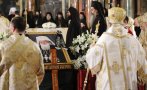 Пренасят тленните останки на патриарха с лафет, използван за погребението на Цар Борис III