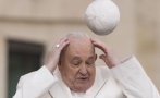 Вятърът в Рим отвя шапката на папата (СНИМКИ)