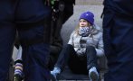 Полицаи изнесоха на ръце Грета Тумберг от входа на парламента в Швеция (СНИМКИ/ВИДЕО)