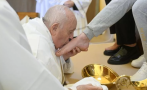 На Велики четвъртък: Папата изми нозете на 12 затворнички в Рим (СНИМКИ)