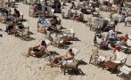 СЕЗОНЪТ ОТКРИТ: Топлото време изкара варненци на плаж (СНИМКИ)