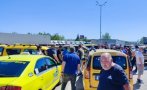 Варненски таксиджии излязоха на протест, искат вдигане на тарифите с 15%